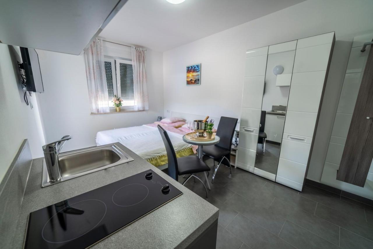 Apartments Adriana Pula Exteriör bild